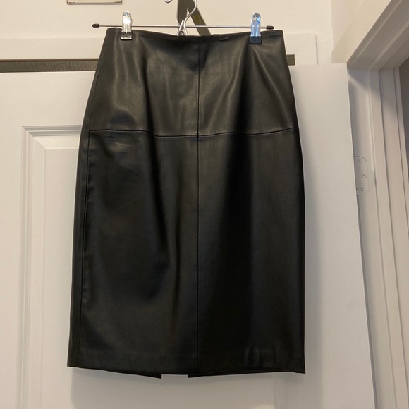 Black vegan leather skirt with slit at the back - Picture 1 of 4